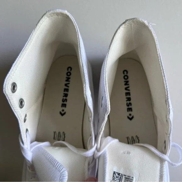 Converse Chuck Taylor All Star Lugged Hi 2.0 White Unisex Shoe Size 9.5 or 11.5